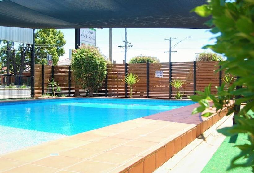 هتل Golden West Motor Inn