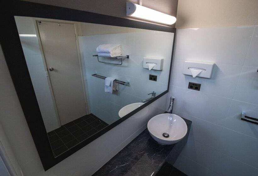 هتل Golden West Motor Inn