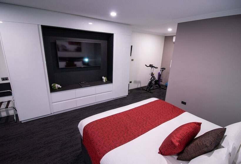 هتل Golden West Motor Inn