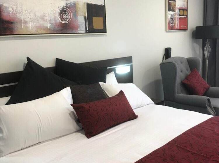 هتل Golden West Motor Inn