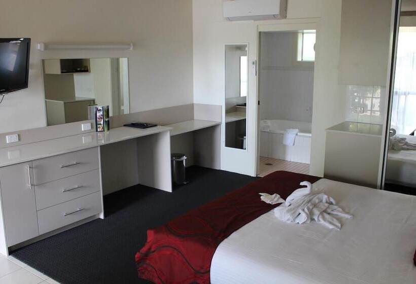 هتل Golden West Motor Inn