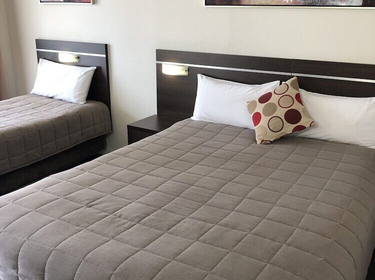 هتل Golden West Motor Inn