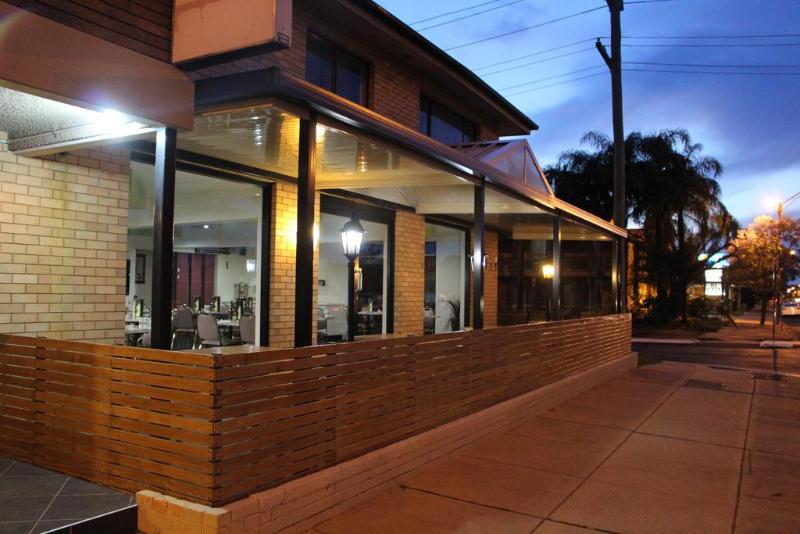 هتل Golden West Motor Inn