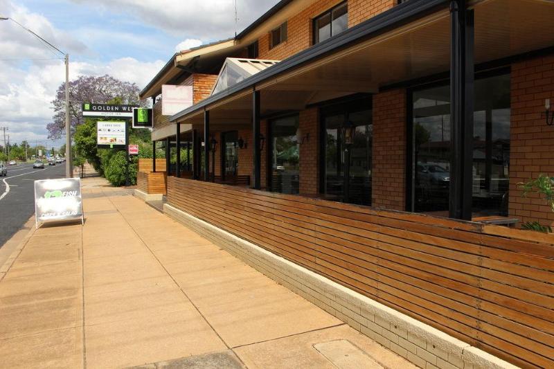 هتل Golden West Motor Inn