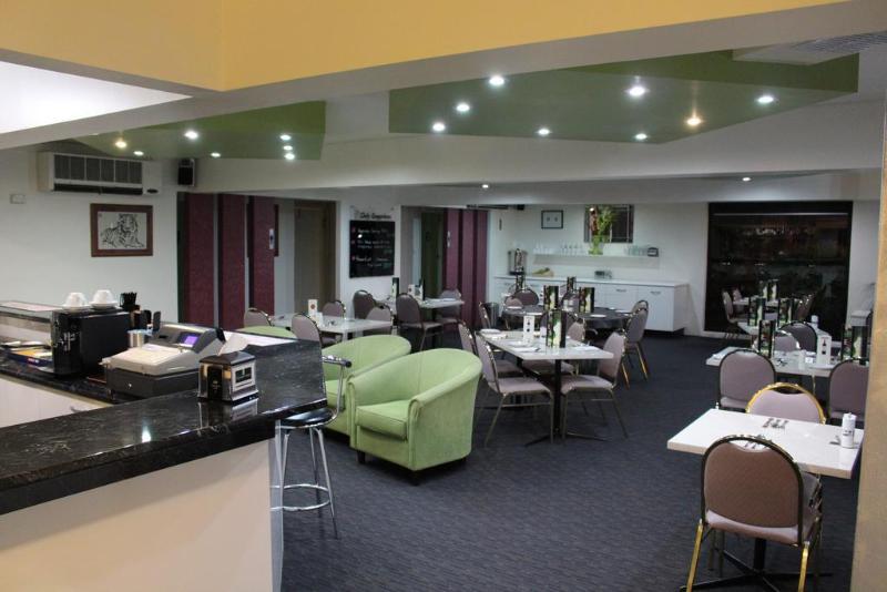 هتل Golden West Motor Inn