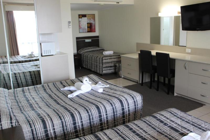 هتل Golden West Motor Inn