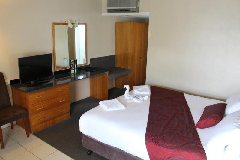 هتل Golden West Motor Inn