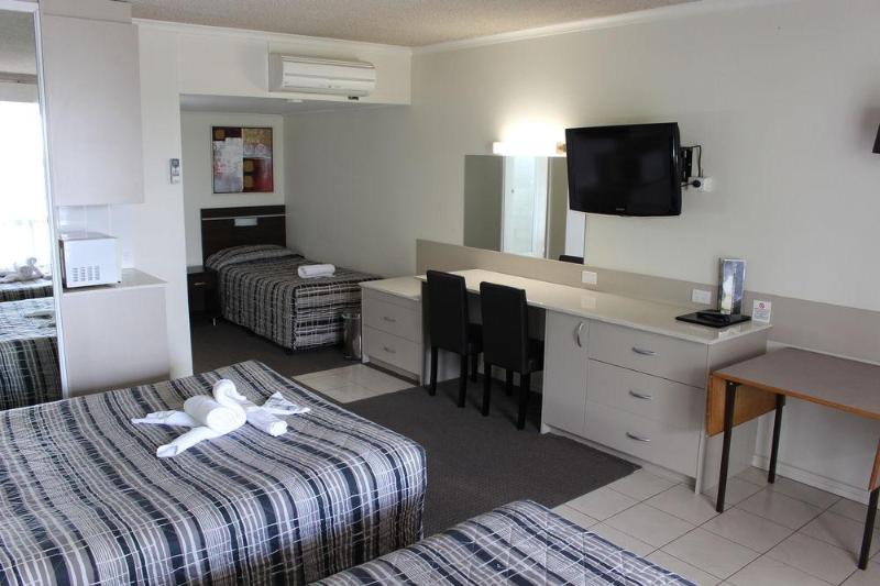 هتل Golden West Motor Inn