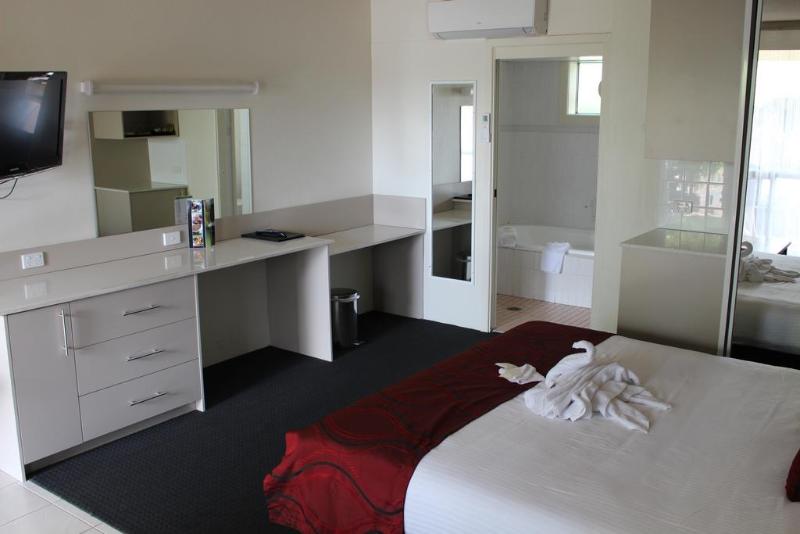 هتل Golden West Motor Inn