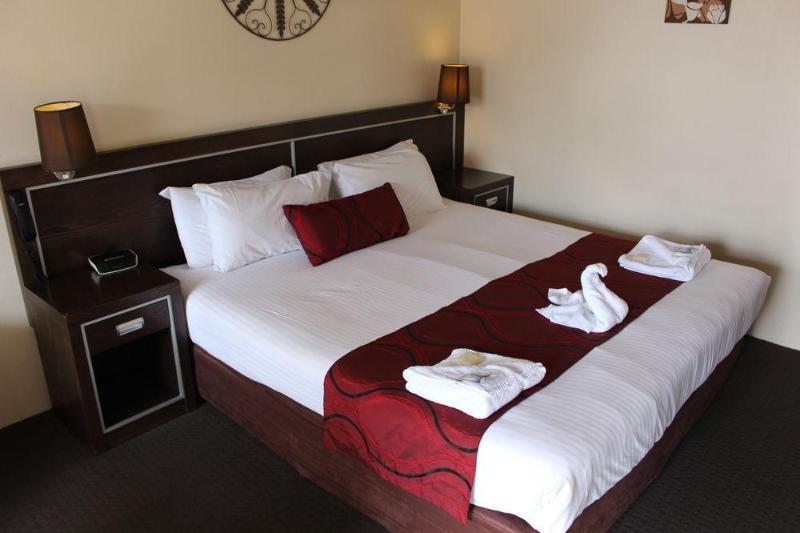 هتل Golden West Motor Inn