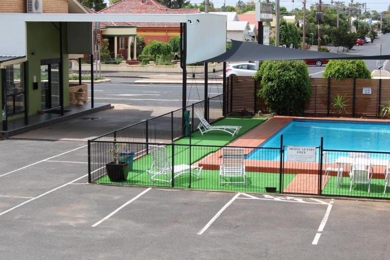 هتل Golden West Motor Inn