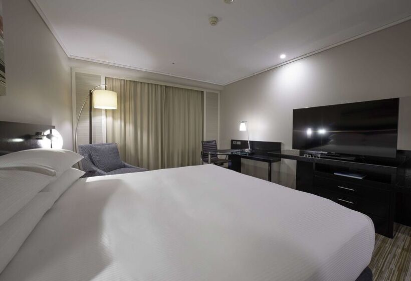 هتل Hilton Cairns