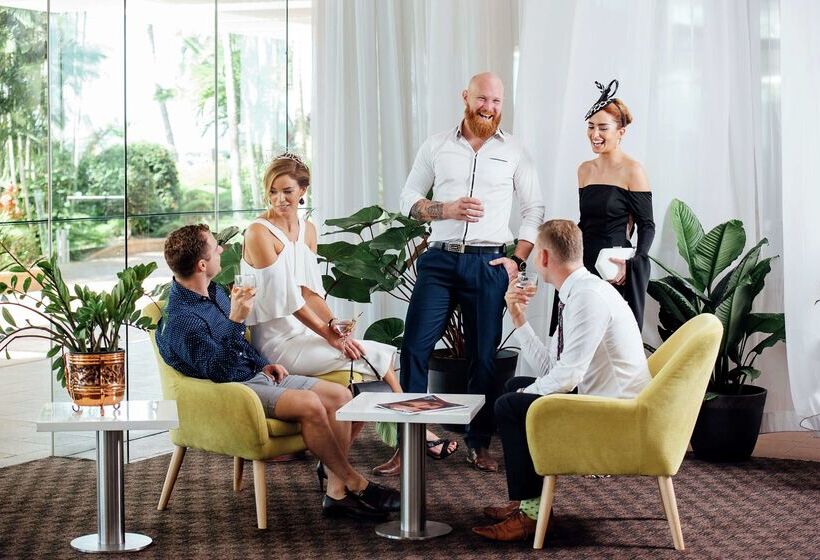 هتل Hilton Cairns