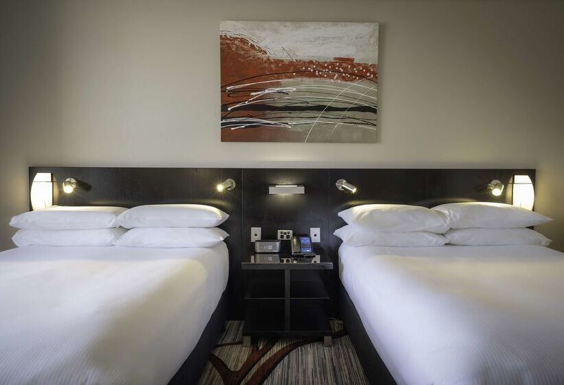 בית מלון כפרי Hilton Cairns