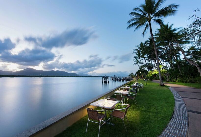 בית מלון כפרי Hilton Cairns