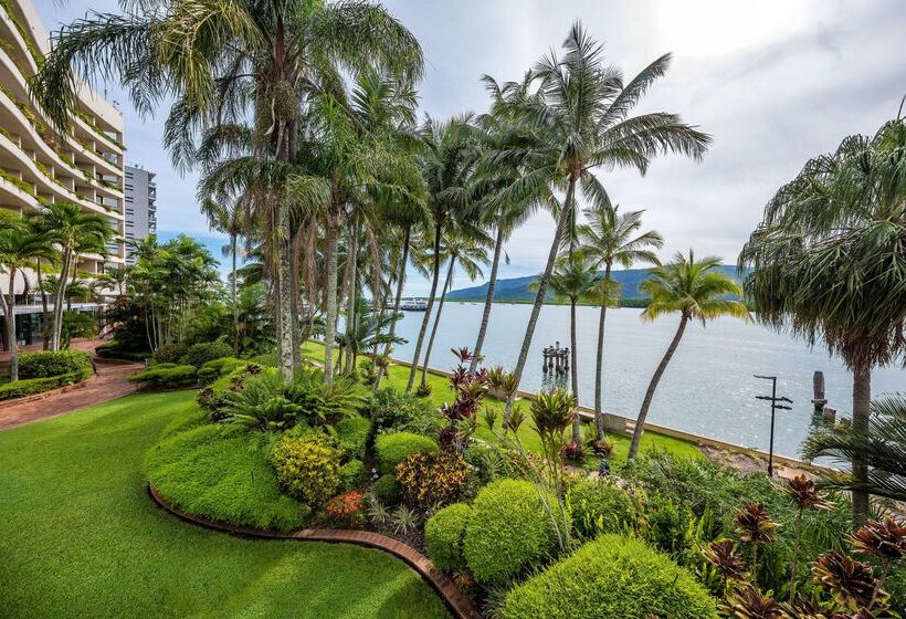 בית מלון כפרי Hilton Cairns