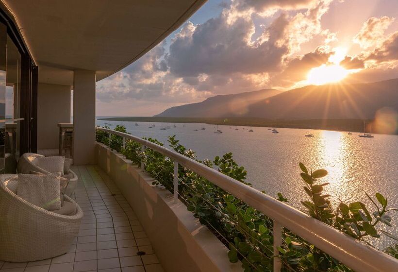 בית מלון כפרי Hilton Cairns