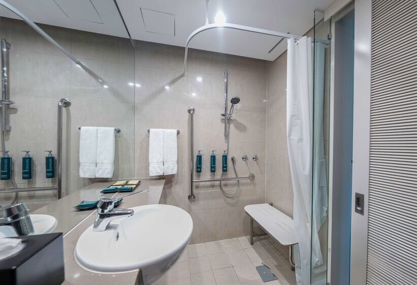 هتل Hilton Cairns