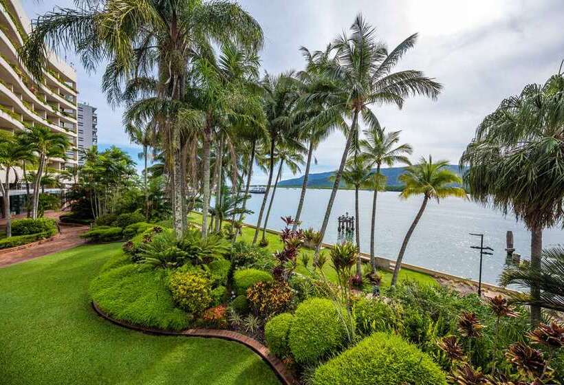 هتل Hilton Cairns