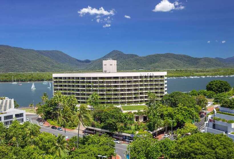 هتل Hilton Cairns
