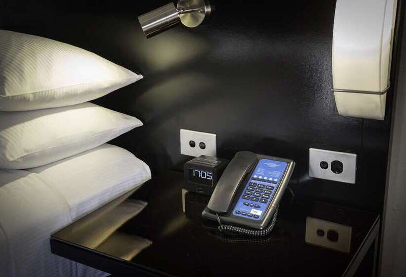 בית מלון כפרי Hilton Cairns