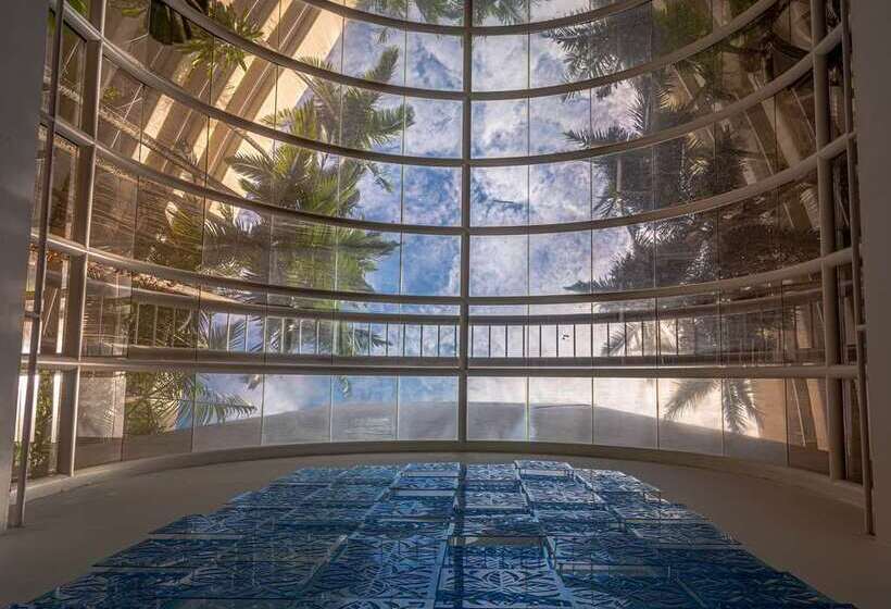 هتل Hilton Cairns