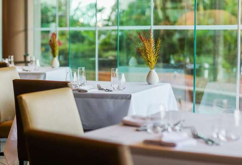 בית מלון כפרי Hilton Cairns