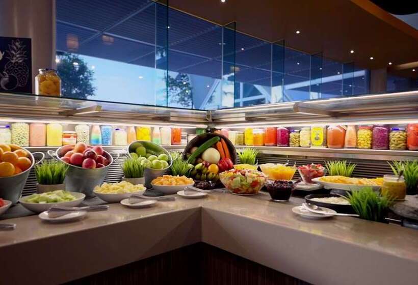 هتل Hilton Cairns