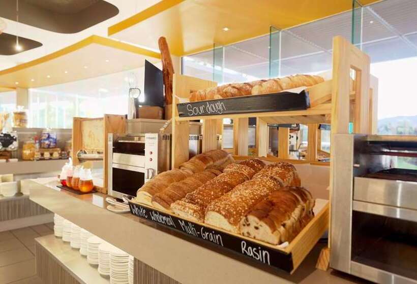 בית מלון כפרי Hilton Cairns