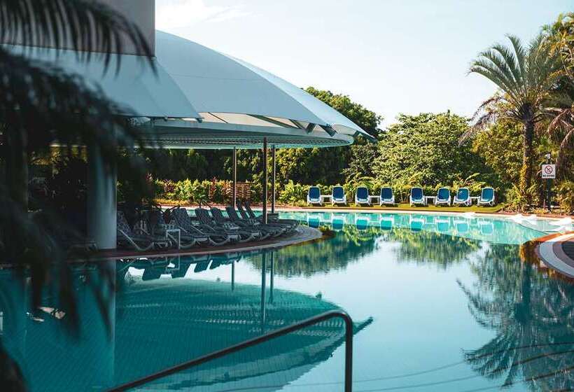 هتل Hilton Cairns