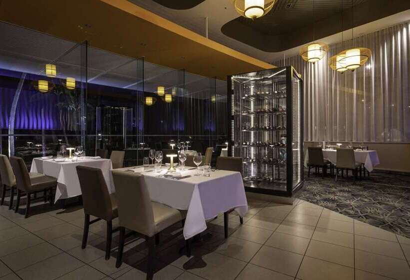 هتل Hilton Cairns