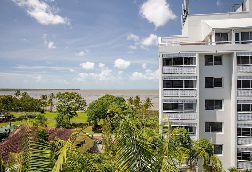 فندق Cairns Harbourside