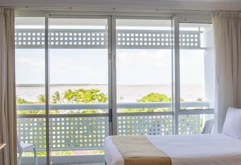 هتل Cairns Harbourside