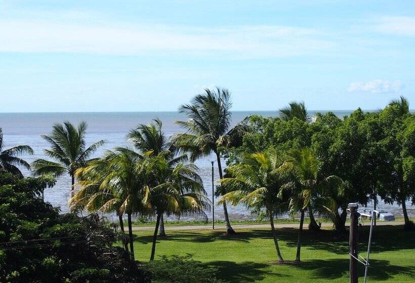 فندق Cairns Harbourside
