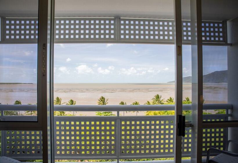 هتل Cairns Harbourside