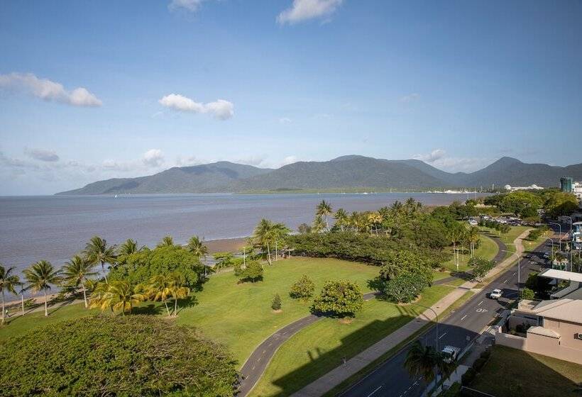فندق Cairns Harbourside