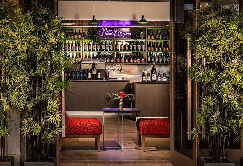 فندق Cairns Harbourside