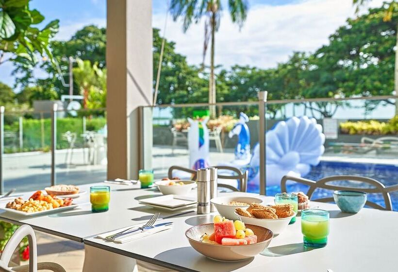 هتل Cairns Harbourside