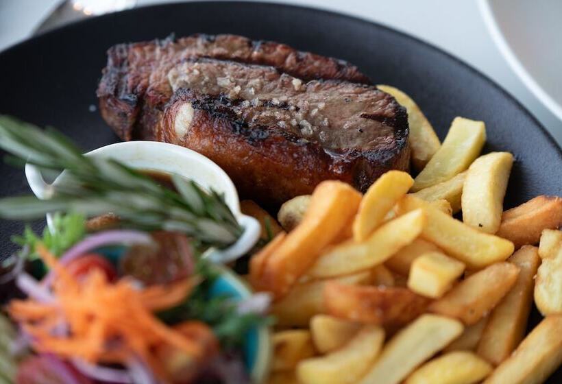 هتل Cairns Harbourside