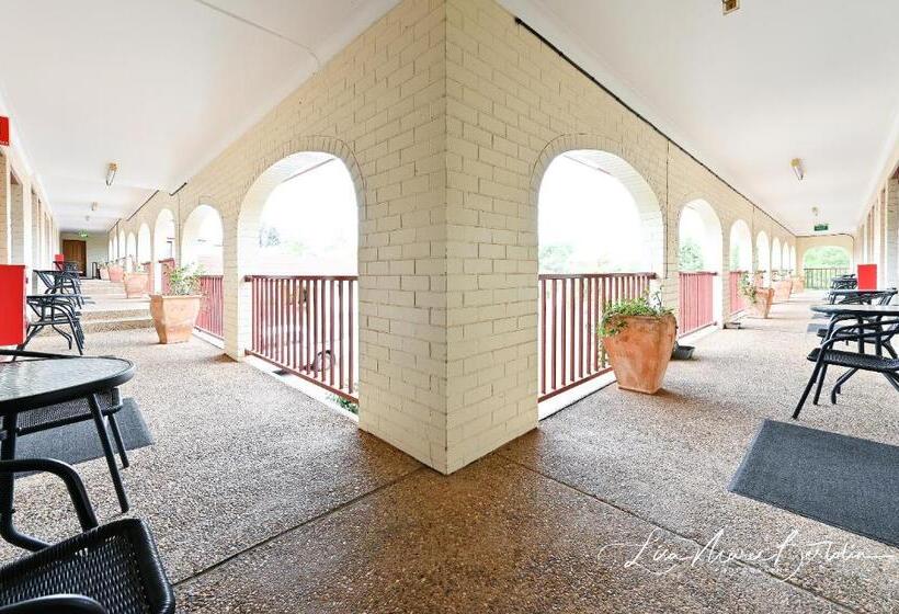 בית מלון כפרי Narrandera Club Motor Inn