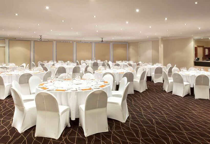 هتل Mercure Canberra