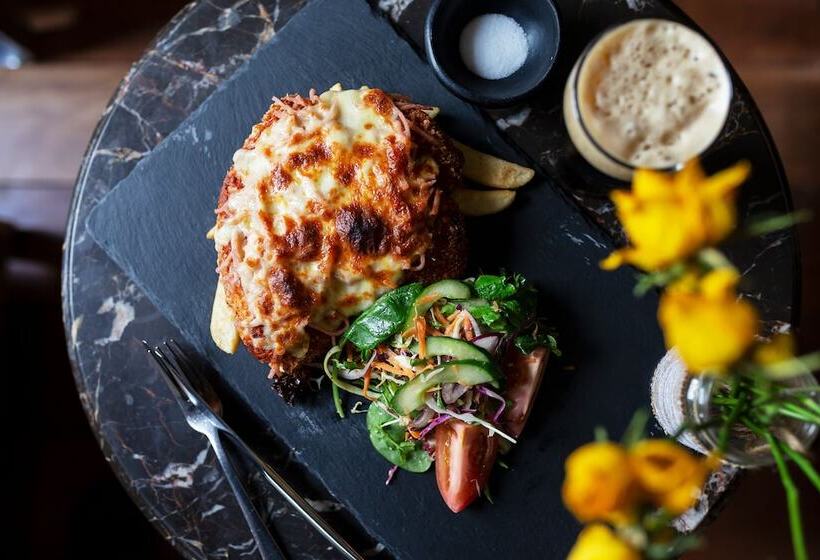 هتل Mercure Canberra