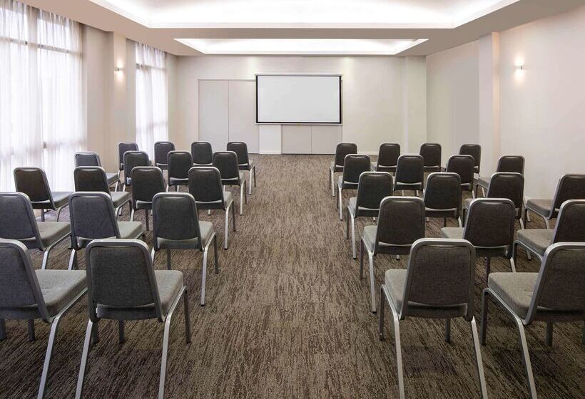 Отель Mercure Newcastle