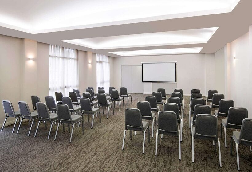 Отель Mercure Newcastle