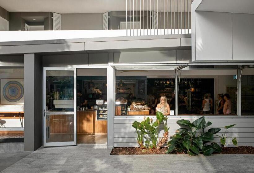 هتل Netanya Noosa Beachfront Resort