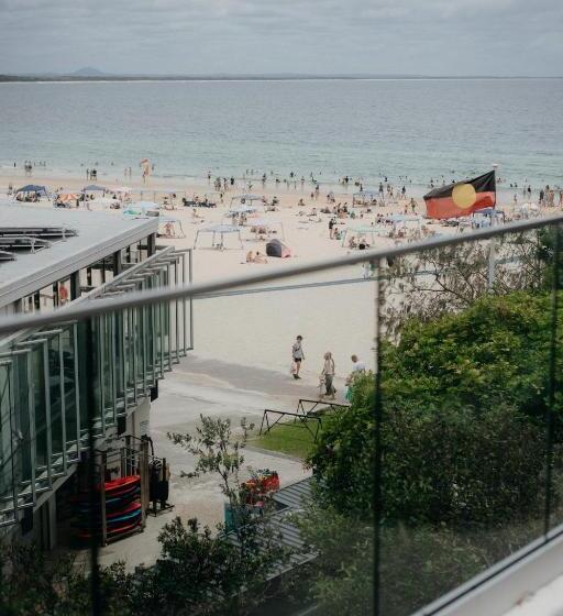 هتل Netanya Noosa Beachfront Resort