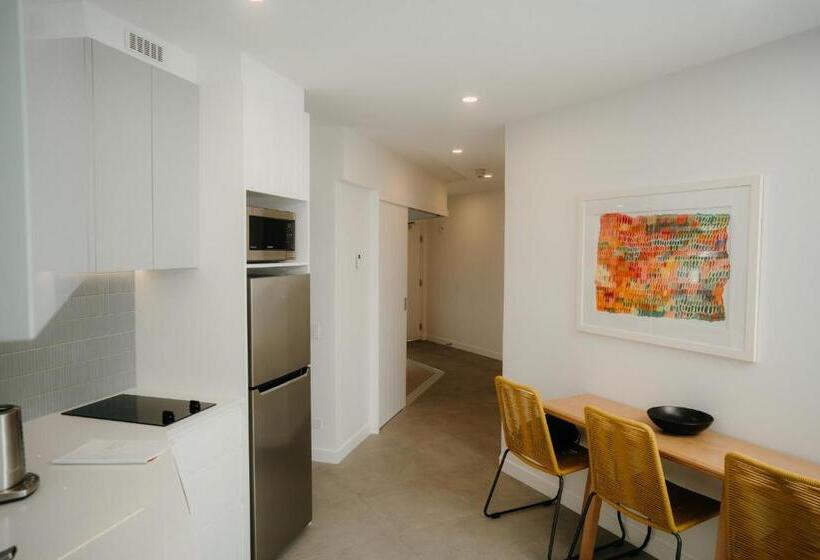 هتل Netanya Noosa Beachfront Resort