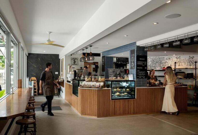 هتل Netanya Noosa Beachfront Resort