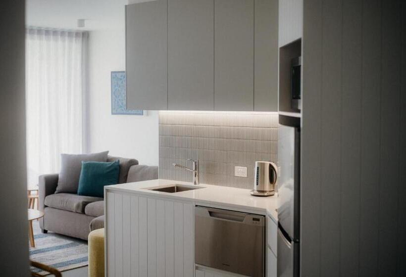 Отель Netanya Noosa Beachfront Resort