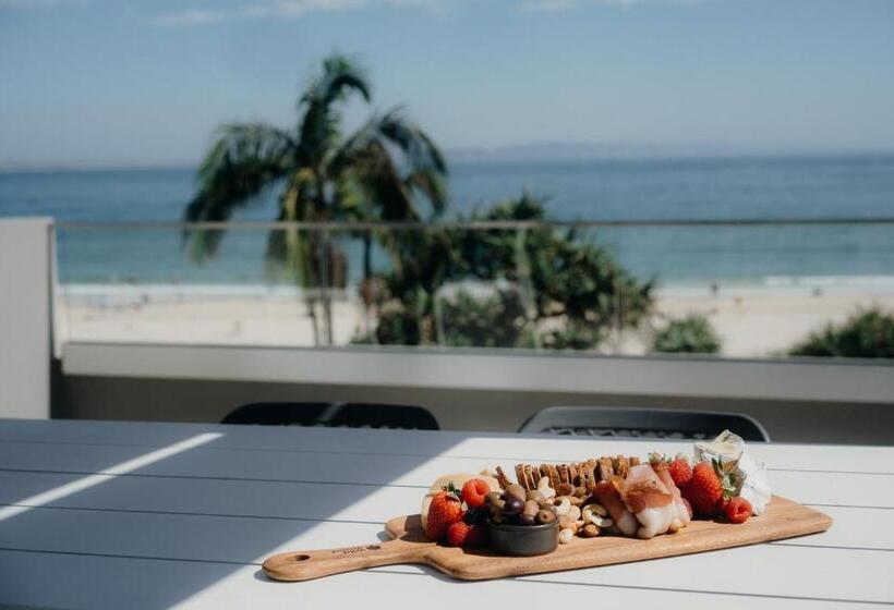 Отель Netanya Noosa Beachfront Resort